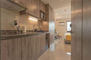 Escritorio, sistema de insonorización, wifi gratis y ropa de cama