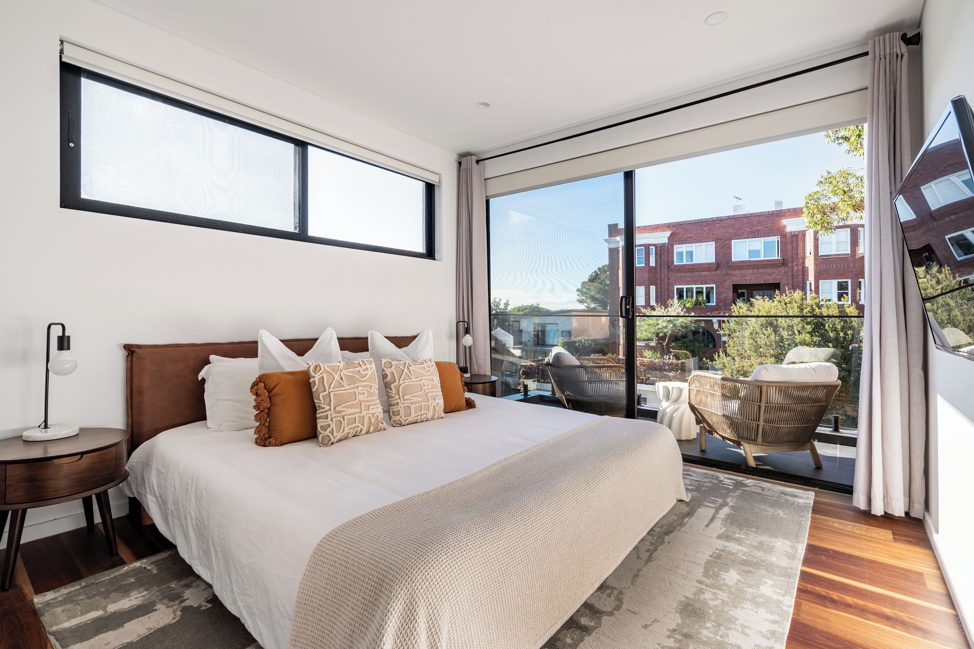 4 habitaciones, escritorio y tabla de planchar con plancha 