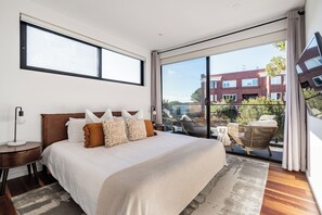 4 bedrooms, desk, iron/ironing board, travel cot - Lux Home at The Arc Bondi Beach (Bondi Beach)