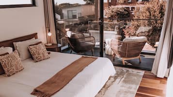 4 bedrooms, desk, iron/ironing board, travel cot