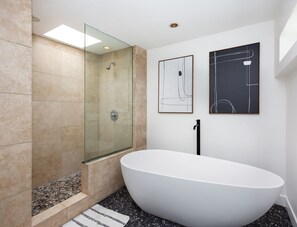 Badewanne, Haartrockner, Handtücher, Seife