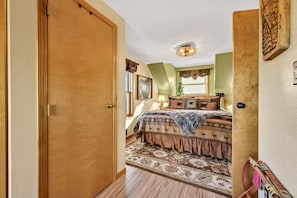 4 habitaciones, escritorio, tabla de planchar con plancha y wifi