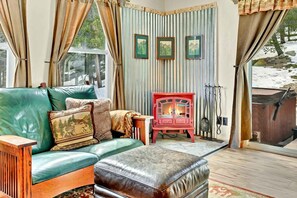 Televisión, chimenea, estéreo y oficina 