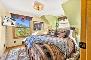 4 habitaciones, escritorio y tabla de planchar con plancha 