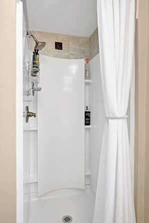 Duschwanne, Haartrockner, Handtücher, Shampoo
