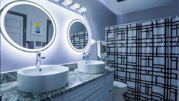 Combined shower/tub, towels, toilet paper