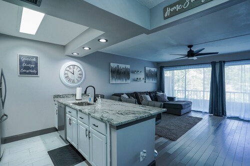 Modern Waterview 2BR Condo Mins From Airport