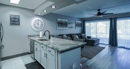 Modern Waterview 2BR Condo Mins From Airport