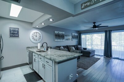 Modern Waterview 2BR Condo Mins From Airport