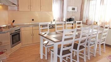 House | Private kitchen | Fridge, cookware/dishes/utensils