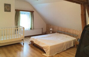 House | 4 bedrooms, iron/ironing board, free WiFi