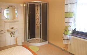 House - Beautiful Home in Schönberg With 4 Bedrooms and Wifi (Sankt-Vith)