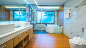 Dusche, Whirlpool, Haartrockner, Handtücher