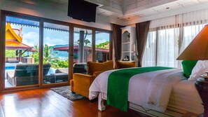 13 Schlafzimmer, Zimmersafe, Schreibtisch, Bügeleisen/Bügelbrett