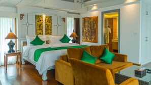 13 Schlafzimmer, Zimmersafe, Schreibtisch, Bügeleisen/Bügelbrett