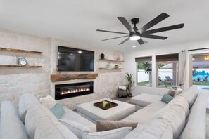 Smart TV, fireplace, foosball - Gilbert Oasis 1mile to DT w/Heated Pool & Game Room (Gilbert)