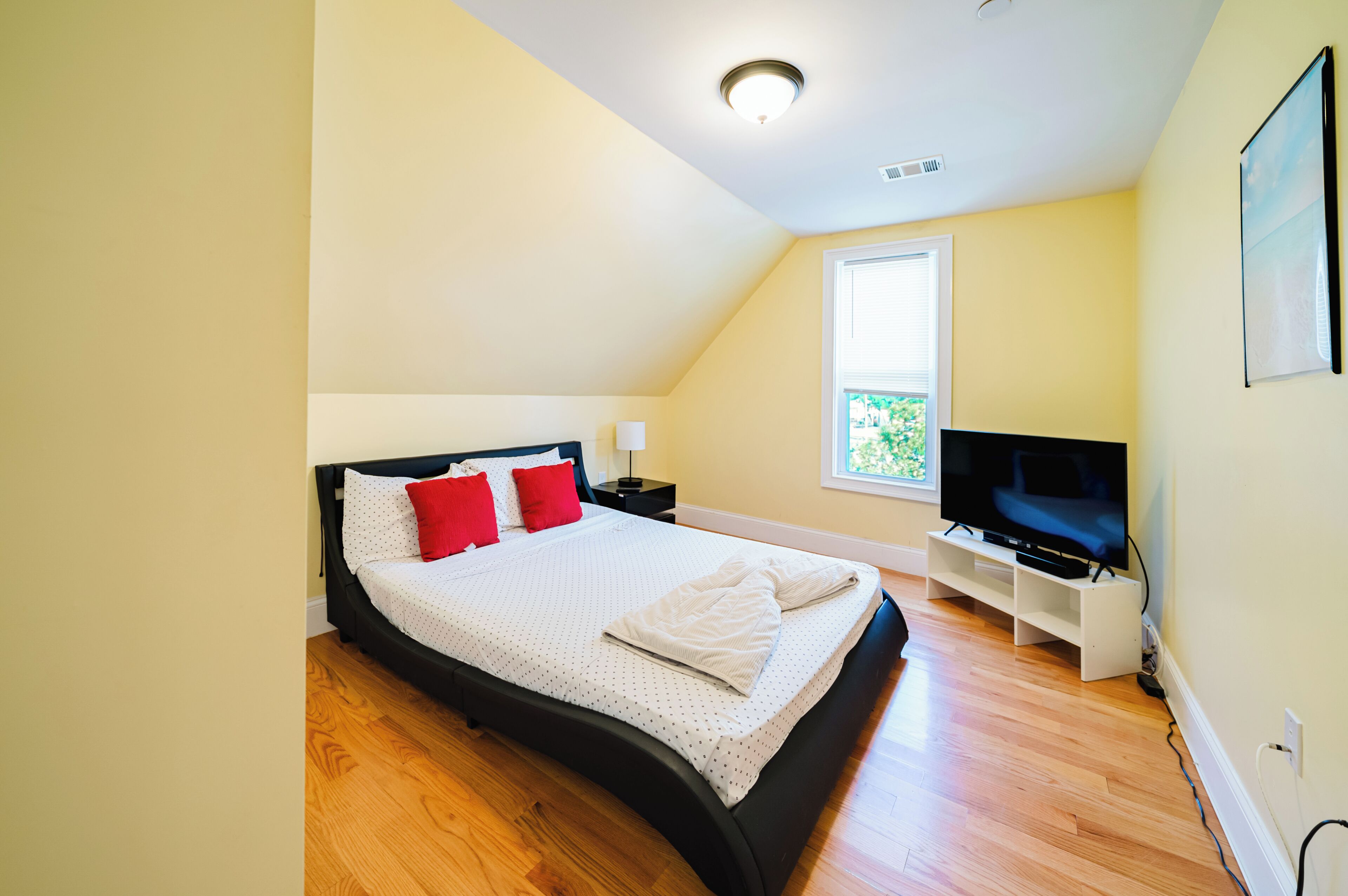 4 bedrooms, WiFi (free), bed sheets