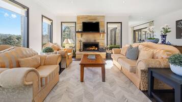 Smart-tv, eldstad och böcker