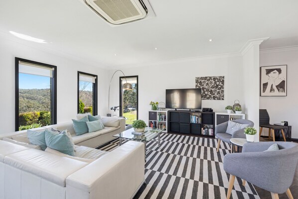 Smart-TV, Kamin, Bücher