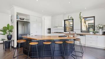 Kylskåp, mikrovågsugn, ugn och diskmaskin