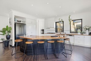 Réfrigérateur, micro-ondes, four, lave-vaisselle