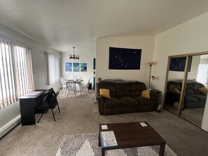 Smart TV, fireplace, Netflix, streaming services