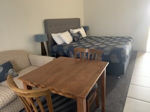 Dobbeltrom – executive, 1 queensize-seng, massasjebadekar | Oppholdsområde