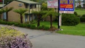 Un motel avec une enseigne annonçant un accès gratuit à Internet sans fil, des chambres toutes équipées de lits «queen» et des suites avec spa, ainsi que des films en accès gratuit.