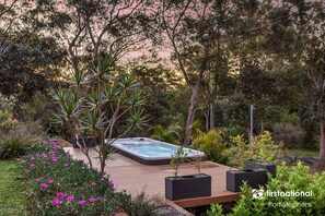 Outdoor spa tub - Deja Blue Anna Bay (Anna Bay)