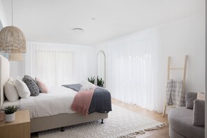5 bedrooms, desk, iron/ironing board, travel cot - Deja Blue Anna Bay (Anna Bay)