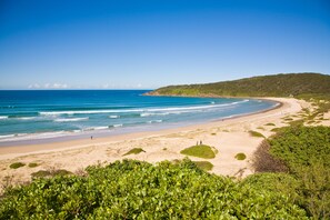 Beach nearby, sun-loungers - Deja Blue Anna Bay (Anna Bay)