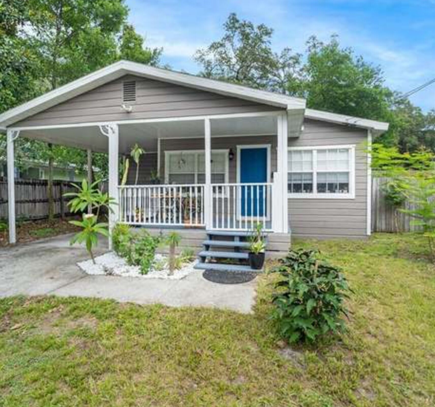 Cozy Bungalow minutes from all of Tampa's attractions