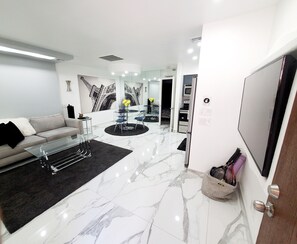 TV - ***Downtown Biarritz ● Pool ● Spa's ● Tennis*** (Palm Springs)