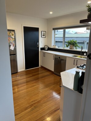 Fridge, microwave, oven, dishwasher - City vibes on Cambria (Nelson)