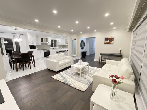 7 Bedroom and 6 washroom House with 2 kitchen and 2 laundry and a huge backyard