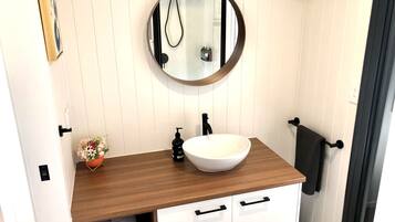 Cabin Premium, 2 phòng ngủ | Phòng tắm | Buồng tắm vòi sen, vòi sen phun mưa, đồ dùng nhà tắm miễn phí