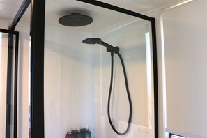 Cabaña Premium, 2 habitaciones | Baño | Regadera, regadera tipo lluvia, amenidades de baño gratuitas 