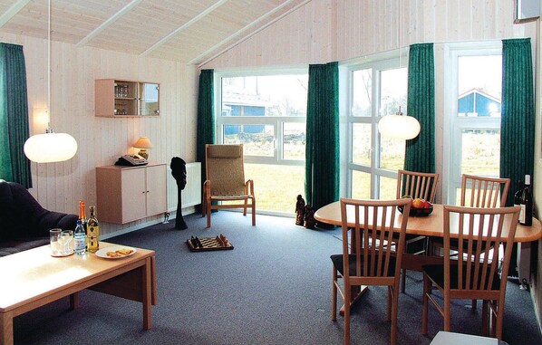 Ferienhaus (Strandblick 22) | Wohnzimmer | Fernseher