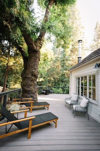 Victoriana - Downtown Nevada City Estate on Creek