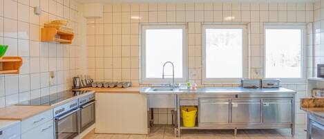 Køleskab, mikrobølgeovn, kogeplade, opvaskemaskine