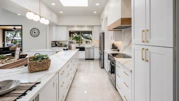 Een koelkast, een magnetron, een oven, een kookplaat