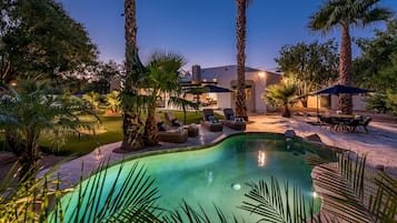 Een buitenzwembad, een verwarmd zwembad