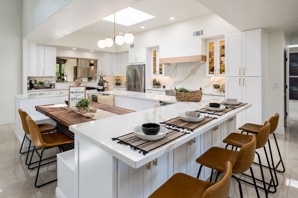 Fridge, microwave, oven, stovetop - **STUNNING New Lstg**$2M**Resort Home * Free Pool Heat * Great Location (Phoenix)