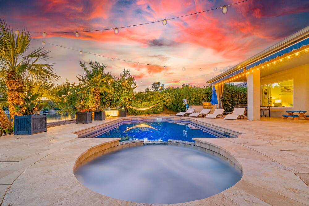 Lakefront!Heated Salt water Pool, Spa Boat! Kayak! Arcades!EV charger.