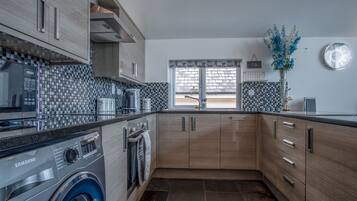 Apartment (2 Bedrooms) | Private kitchen | Microwave, oven, stovetop, dishwasher