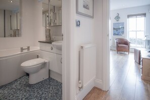 Combined shower/bathtub, hydromassage showerhead, bidet