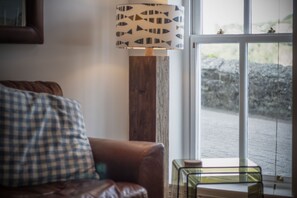 32-inch TV with cable channels - Goscar Court - 1 Bedroom Apartment - Tenby (Tenby)