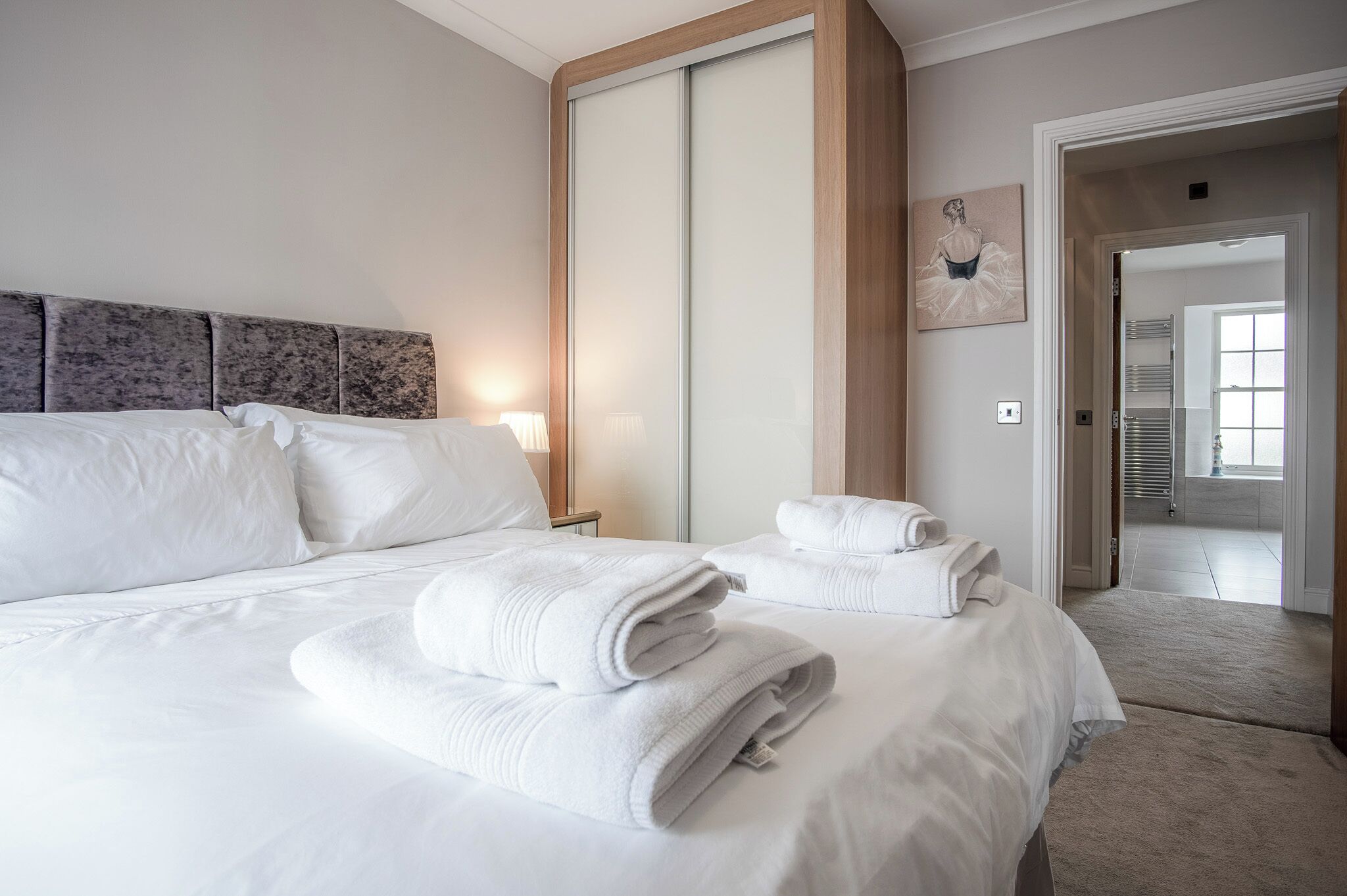 2 عدّة غرف نوم وأغطية فراش متميزة وطراز فريد لكل وحدة وملاءات أسرّة