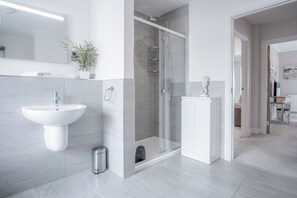 Separate bathtub and shower, hair dryer, towels - Upper Deck - 2 Bedroom Apartment - Saundersfoot (Saundersfoot)