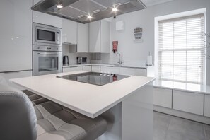 Microwave, oven, stovetop, dishwasher - Upper Deck - 2 Bedroom Apartment - Saundersfoot (Saundersfoot)